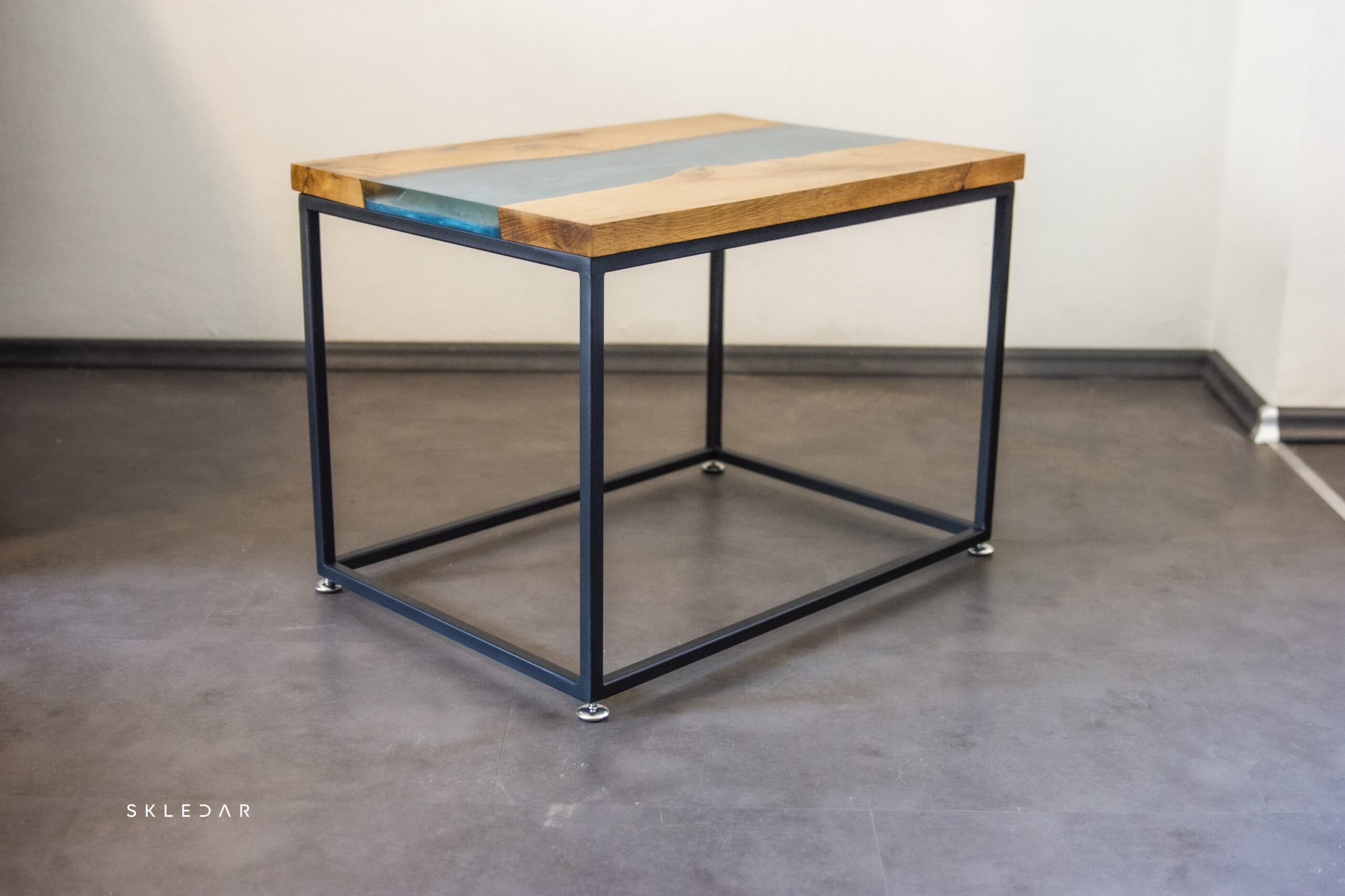 Epoxy klubska miza