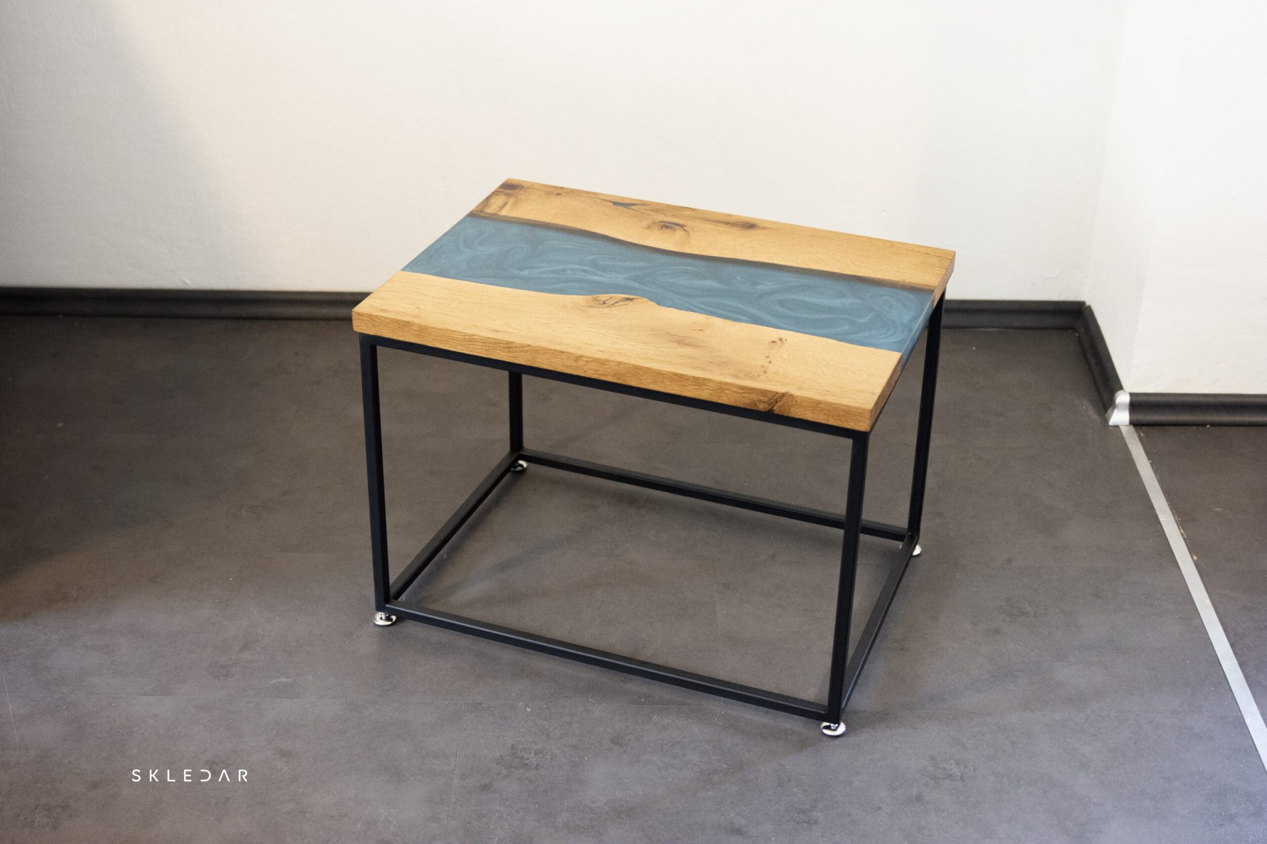 Klubska miza hrast epoxy